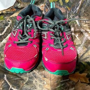 Girls Fila pink and turquoise tennis shoes size 3